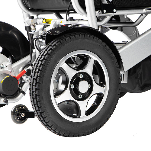 Задние колеса увеличенного диаметра с внедорожным протектором